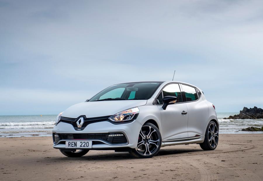  Renault Clio R.S. 220 Trophy 2015 года  (фото 19 из 48)